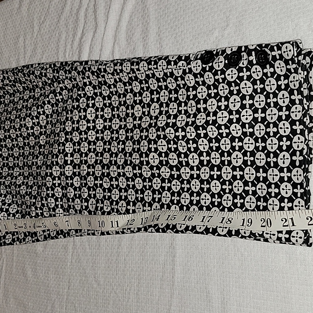 Peck & Peck Black Cream Printed Cropped Pants Size 4 EUC - Picture 7 of 8